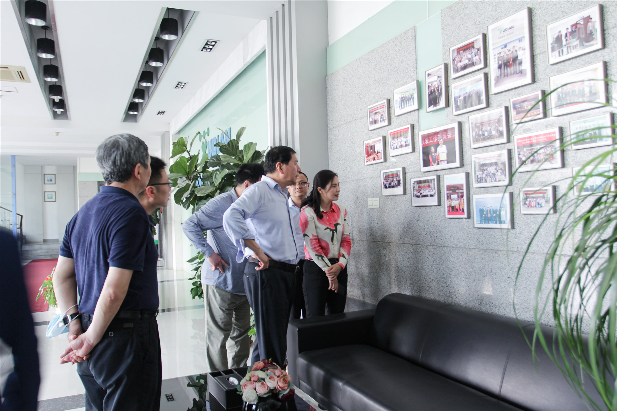 與會(huì)專家參觀宇電1_副本.jpg